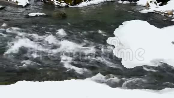 冬天山涧在岩石间流淌视频的预览图