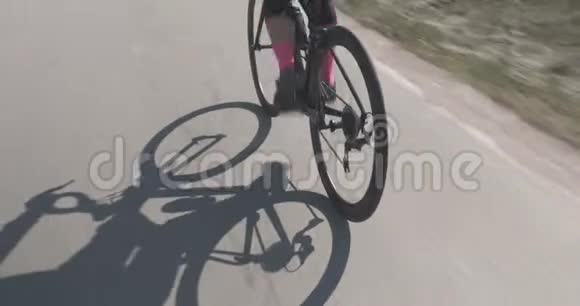 女性肌肉发达的脚踩在自行车上靠近骑自行车的女人骑自行车骑自行车女孩训练很努力视频的预览图