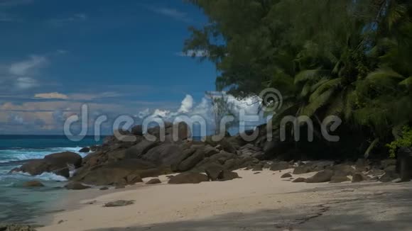 海浪和花岗岩岩石娇小的警察海滩马赫岛塞舌尔全景视频的预览图