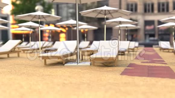 酒店附近有木制沙滩椅和雨伞视频的预览图