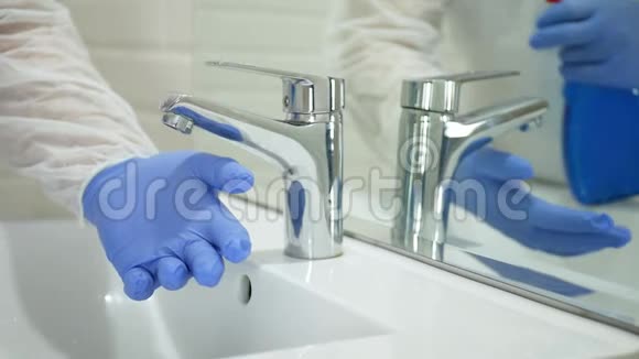 戴防护手套的人的慢动作清洁和用抗菌药物消毒他的手视频的预览图