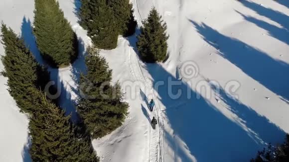 山里的冬天两个徒步旅行者爬上了山路视频的预览图