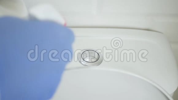 穿戴防护手套者在医院浴室内清洁及消毒卫生物体的慢动作视频的预览图