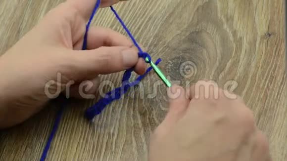 钩针用钩针和深蓝羊毛钩针视频的预览图