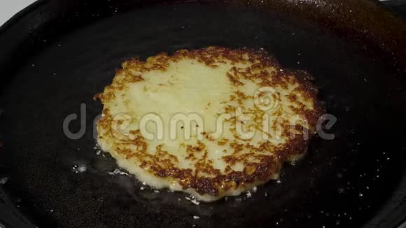 土豆薄煎饼用植物油在平底锅中煎大镜头视频的预览图