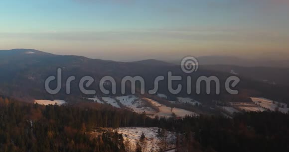 冬季森林和山脉的鸟瞰图视频的预览图
