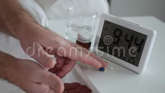 长者服用少量医疗药物及盛有水的玻璃杯视频的预览图