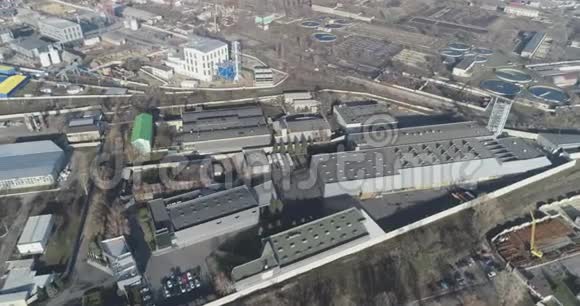 大型的现代灰色工厂从空中视频的预览图