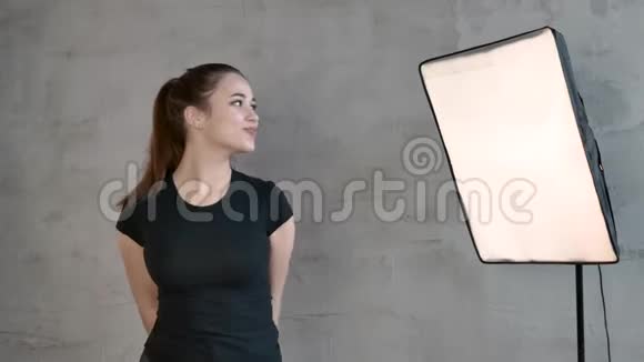 一个长尾巴在镜头前摆姿势的白人女孩视频的预览图