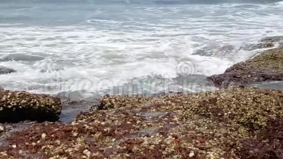 海浪拍打着岸边的巨大岩石关门视频的预览图