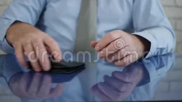 商人从钱包里取信用卡付款视频的预览图