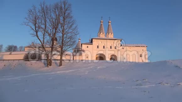 在费隆托夫贝鲁兹斯基修道院12月晚上俄罗斯沃洛格达地区视频的预览图