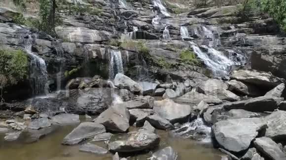 泰国清迈多因塔农国家公园梅雅瀑布景观视频的预览图