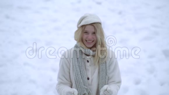 欢乐的美丽的年轻女子在冬季公园玩得很开心主题圣诞假期冬新年冬天快乐视频的预览图