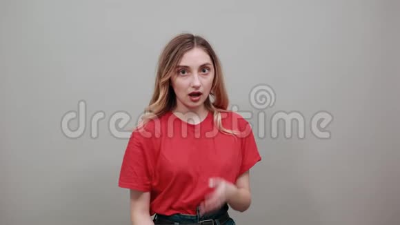 疯狂的女人穿着红色衬衫双手抱头失望视频的预览图