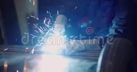 工业焊工焊接钢施工视频的预览图