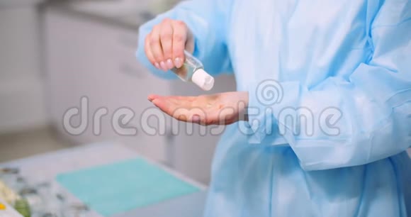 医生用杀菌凝胶消毒手视频的预览图