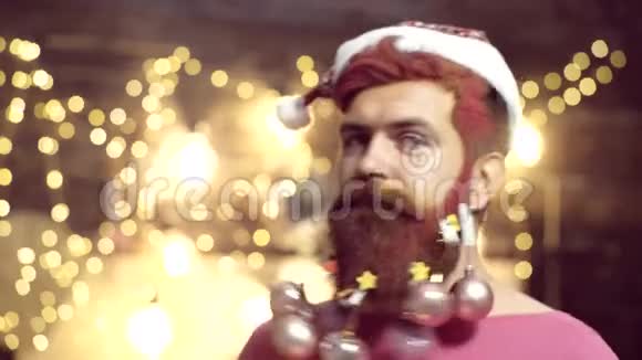 除夕之夜惊讶和有趣的人的肖像胡子与圣诞节装饰圣诞老人的造型视频的预览图