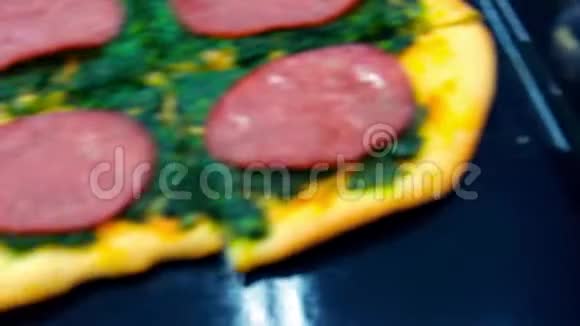 披萨和菠菜放在桌子上特写镜头视频的预览图