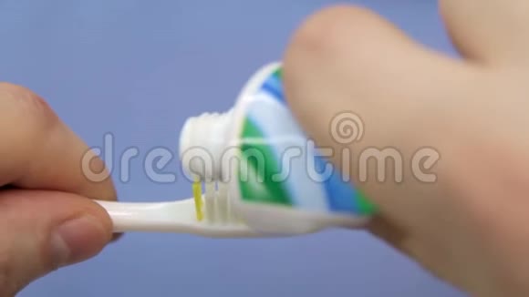 在刷子上涂太多牙膏视频的预览图