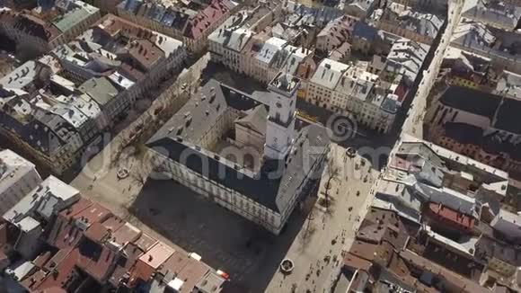 乌克兰利沃夫市游客中心的空中观景中央市政厅视频的预览图