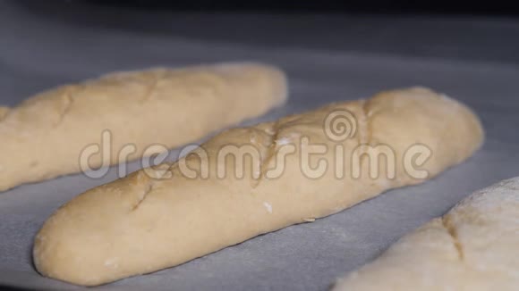 面包烹饪时间表制作食品面包和生态生产面包店视频的预览图