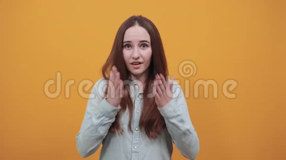 白种人女人用手捂住嘴巴做胜利者的手势视频的预览图