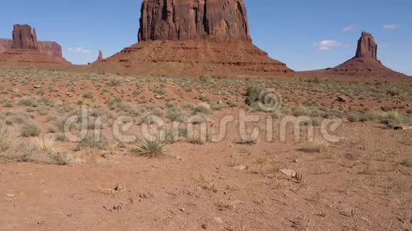 纪念山谷中红色砂岩岩石的遗迹视频的预览图