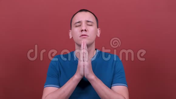 双手交叉祈祷的人等等人的情感被孤立人真诚的情感生活方式的观念视频的预览图