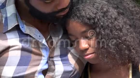 非洲父亲和悲伤的女儿视频的预览图