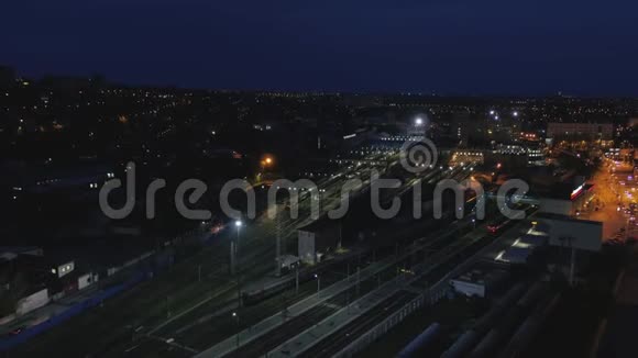 夜间火车站铁路和火车空中景观视频的预览图