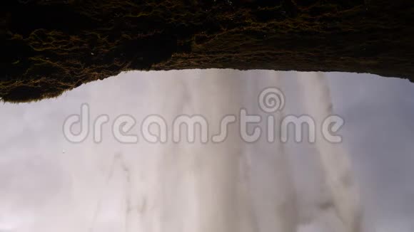 史诗般的大瀑布在岩石中冰岛山区视频的预览图