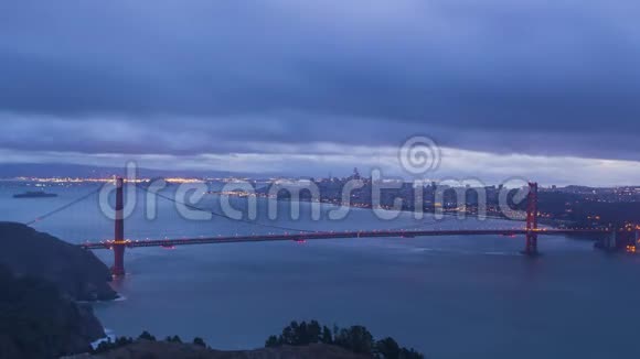 旧金山和金门大桥在多云的早晨美国加利福尼亚视频的预览图