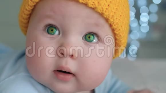 有绿色眼睛的宝宝视频的预览图