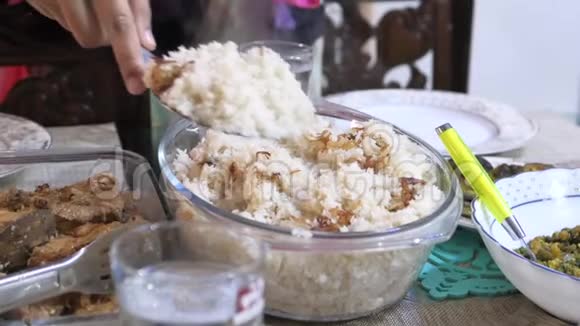 提供印度咖喱和碗里的米饭视频的预览图