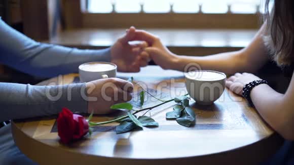 在咖啡店里和情侣约会视频的预览图