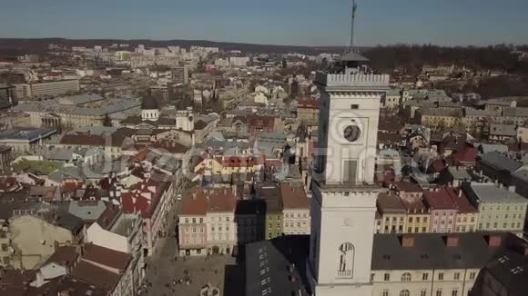 乌克兰利沃夫市游客中心的空中观景中央市政厅视频的预览图