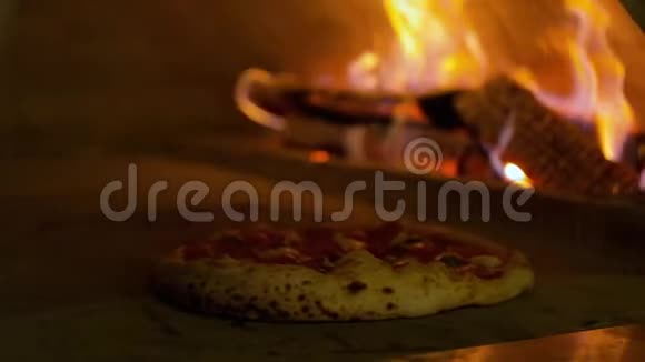 意大利比萨饼意大利香肠是在烤箱里煮的餐馆比萨饼是在传统餐馆的木头烤箱里煮的视频的预览图