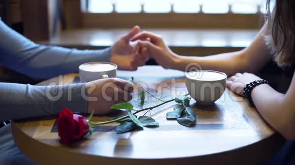 情侣手牵手在咖啡店视频的预览图