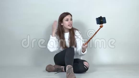 白人女博客坐在地上拿着手机有感情地说话视频的预览图