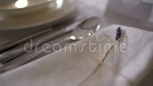 餐厅晚餐装饰桌视频的预览图