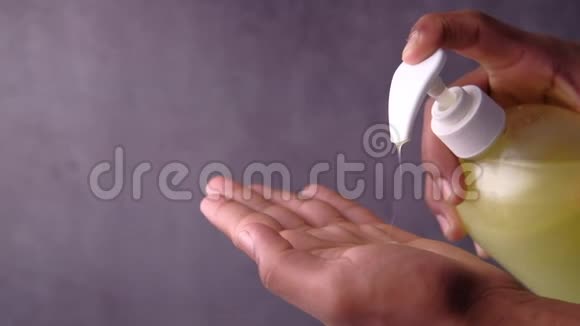 用洗手液凝胶清洁人的手视频的预览图