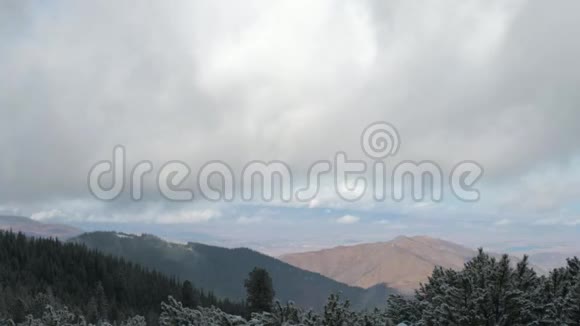 雷特扎特山脉国家公园的低云覆盖周围山峰的时间推移视频的预览图
