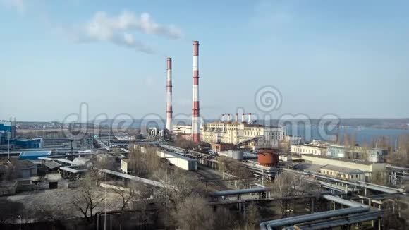 煤电厂灰烟高烟囱管道鸟瞰图视频的预览图