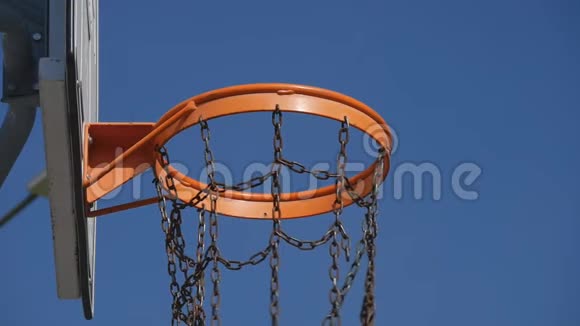用篮球和篮球进行投篮练习视频的预览图