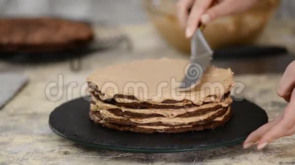厨师做巧克力层拿破仑蛋糕俄罗斯巧克力蛋糕拿破仑视频的预览图