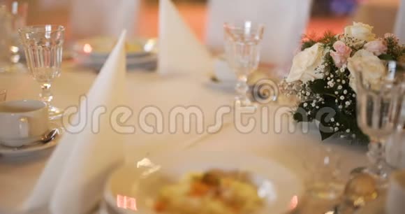 餐厅晚餐装饰桌视频的预览图