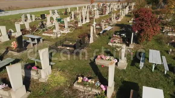 墓地上的旧墓村外裙上的公墓4K视频的预览图