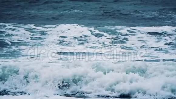 大风天气大风浪慢动作风暴中的海浪强烈的海洋热带飓风全球的视频的预览图