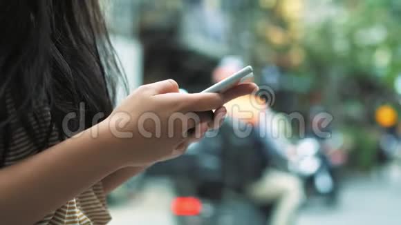 女的手发送短信视频的预览图